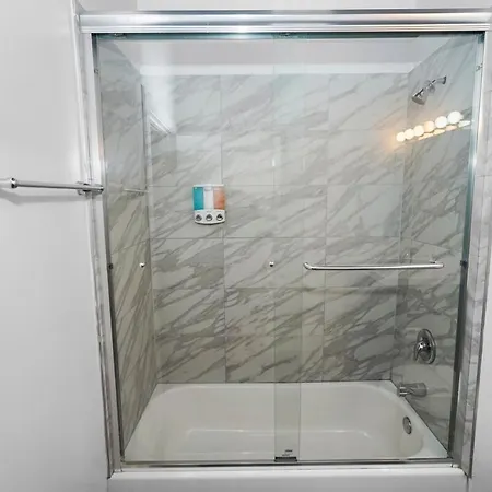 Business Ready 2br In South Loop With Skyline View, Optional Parking & Gym Access Close To Mccormick, Downtown & Cta