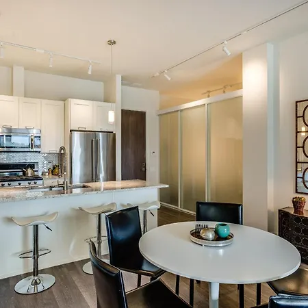 Designer 3br With Balcony & Elevator On Clark! Apts Chicago