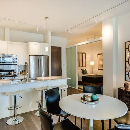 Designer 3br With Balcony & Elevator On Clark! Apts * Chicago