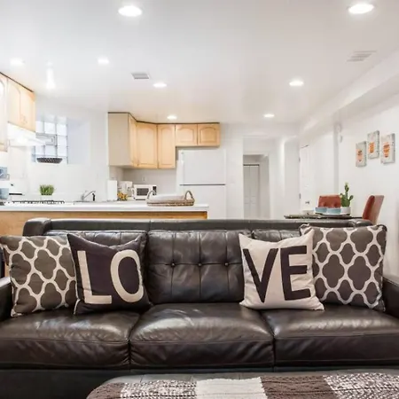 Apartment The Wrigleyville Deluxe -steps From Wrigley Sleeps 10