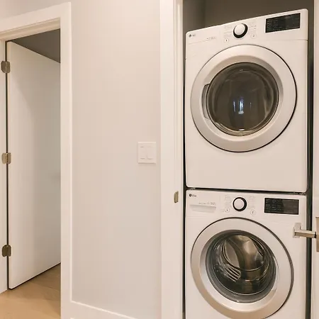 Dreams - Designer Style - - Sleeps 7 Apartment *