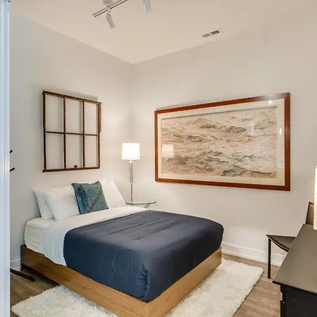 Designer 3br With Balcony & Elevator On Clark! Apts *