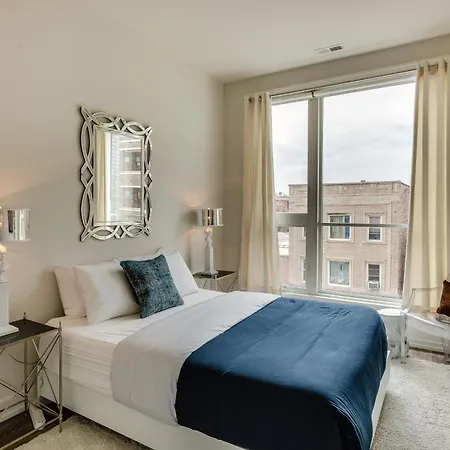 Designer 3br With Balcony & Elevator On Clark! Apts Apartment