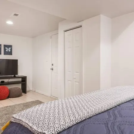 The Wrigleyville Deluxe -steps From Wrigley Sleeps 10 *