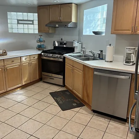 The Wrigleyville Deluxe -steps From Wrigley Sleeps 10 Chicago