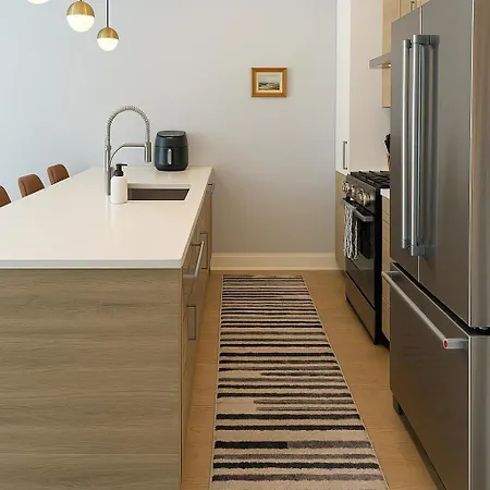 Dreams - Designer Style - - Sleeps 7 Apartment *