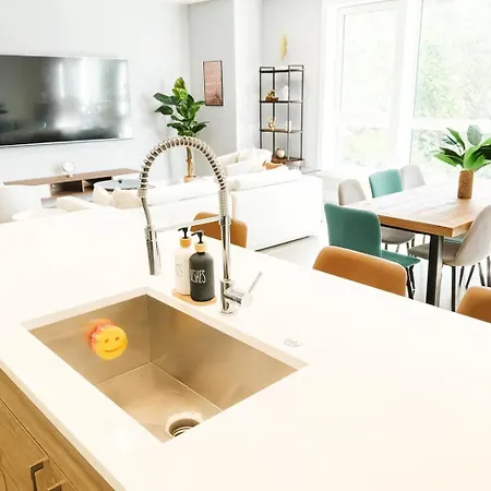 Apartment Dreams - Designer Style - - Sleeps 7 Chicago