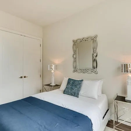 Designer 3br With Balcony & Elevator On Clark! Apts Apartment *