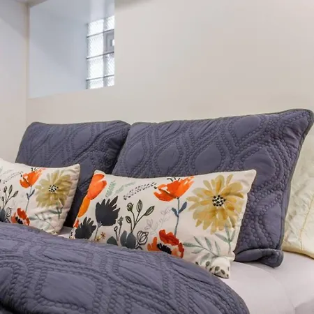 Apartment The Wrigleyville Deluxe -steps From Wrigley Sleeps 10 Chicago