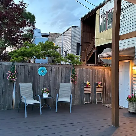 The Wrigleyville Deluxe -steps From Wrigley Sleeps 10 *