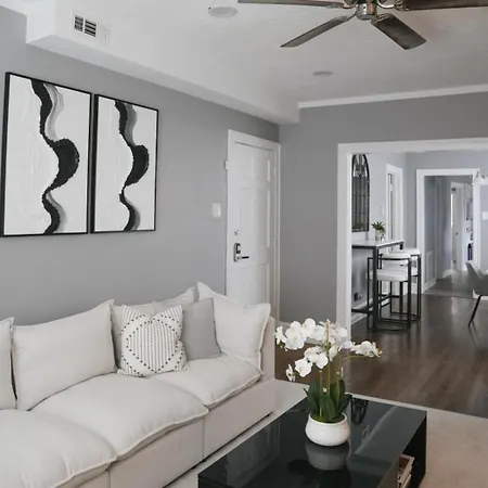2br W/ Workspace - Coffee Bar - Near Transit *