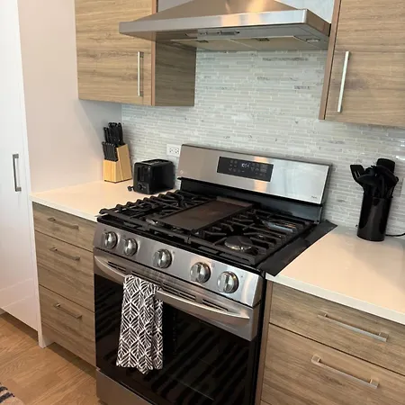 Apartment Dreams - Designer Style - - Sleeps 7