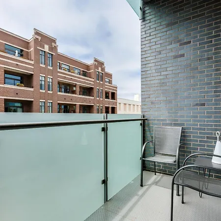 Apartment Designer 3br With Balcony & Elevator On Clark! Apts Chicago