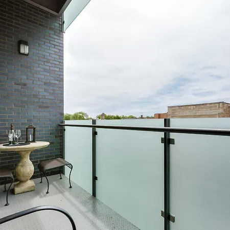 Designer 3br With Balcony & Elevator On Clark! Apts Apartment