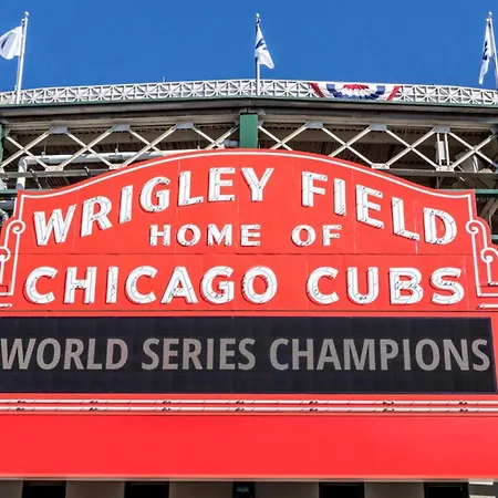 Apartment The Wrigleyville Deluxe -steps From Wrigley Sleeps 10 Chicago