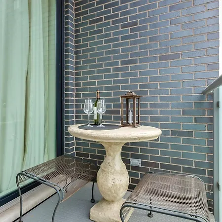 Designer 3br With Balcony & Elevator On Clark! Apts Apartment