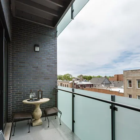 Designer 3br With Balcony & Elevator On Clark! Apts Apartment *