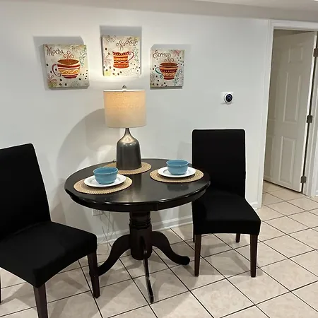 The Wrigleyville Deluxe -steps From Wrigley Sleeps 10 Apartment Chicago