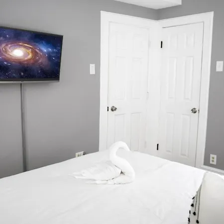 Apartment 2br W/ Workspace - Coffee Bar - Near Transit Chicago