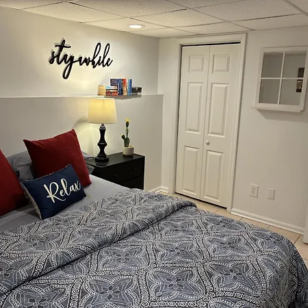 The Wrigleyville Deluxe -steps From Wrigley Sleeps 10 Apartment Chicago