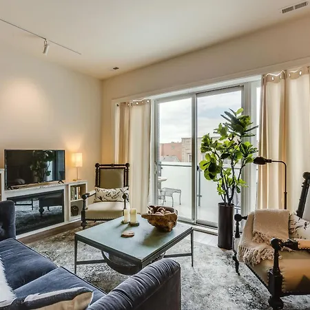 Designer 3br With Balcony & Elevator On Clark! Apts Chicago