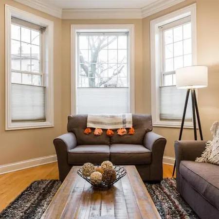 The Wrigleyville Deluxe -steps From Wrigley Sleeps 10 * Chicago