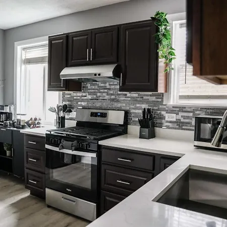 Apartment 2br W/ Workspace - Coffee Bar - Near Transit *
