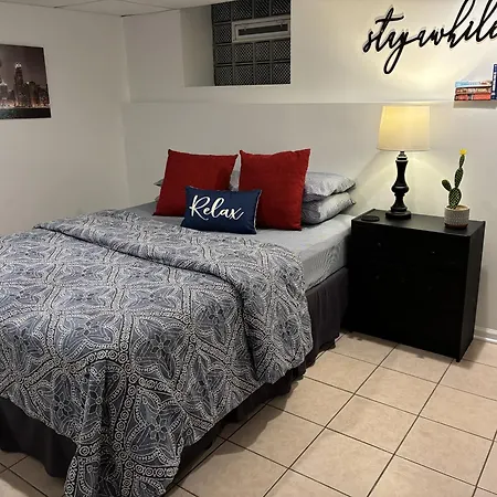 The Wrigleyville Deluxe -steps From Wrigley Sleeps 10 * Chicago