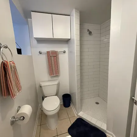 The Wrigleyville Deluxe -steps From Wrigley Sleeps 10 Apartment