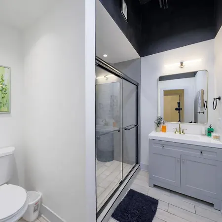 Luxurious 5br Perfect For Group Of 12 Guests With Pool Table, Optional Parking And Gym Access Near Mccormick Place And Soldier Field