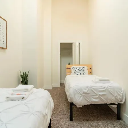 Apartment Mccormick Place 420 Friendly 3br In Downtown With Optional Parking Sleeps 8 Guests Near Soldier Field, Grant Park And Lakefront Trail Chicago