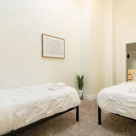 Mccormick Place 420 Friendly 3br In Downtown With Optional Parking Sleeps 8 Guests Near Soldier Field, Grant Park And Lakefront Trail *