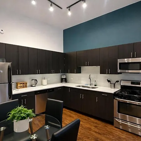 Mccormick Place 420 Friendly 3br In Downtown With Optional Parking Sleeps 8 Guests Near Soldier Field, Grant Park And Lakefront Trail