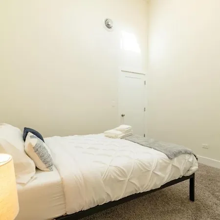 Apartment Mccormick Place 420 Friendly 3br In Downtown With Optional Parking Sleeps 8 Guests Near Soldier Field, Grant Park And Lakefront Trail *