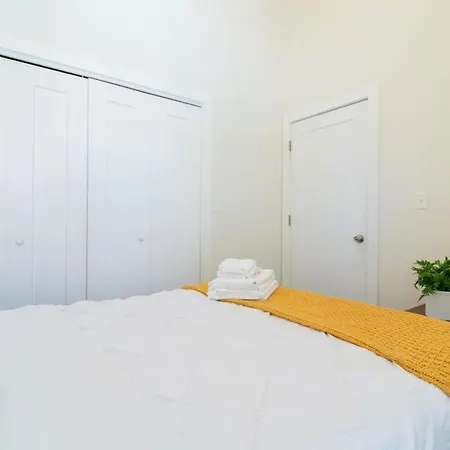 Mccormick Place 420 Friendly 3br In Downtown With Optional Parking Sleeps 8 Guests Near Soldier Field, Grant Park And Lakefront Trail *