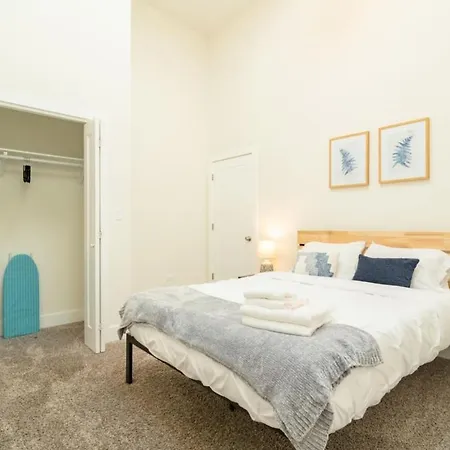 Mccormick Place 420 Friendly 3br In Downtown With Optional Parking Sleeps 8 Guests Near Soldier Field, Grant Park And Lakefront Trail Chicago