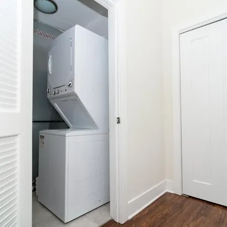 Mccormick Place 420 Friendly 3br In Downtown With Optional Parking Sleeps 8 Guests Near Soldier Field, Grant Park And Lakefront Trail Chicago