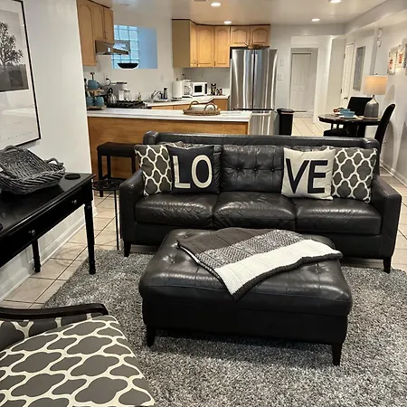 The Wrigleyville Deluxe -steps From Wrigley Sleeps 10 * Chicago