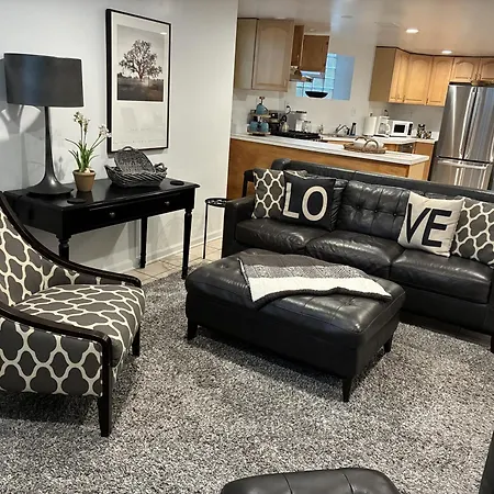 The Wrigleyville Deluxe -steps From Wrigley Sleeps 10 Apartment Chicago