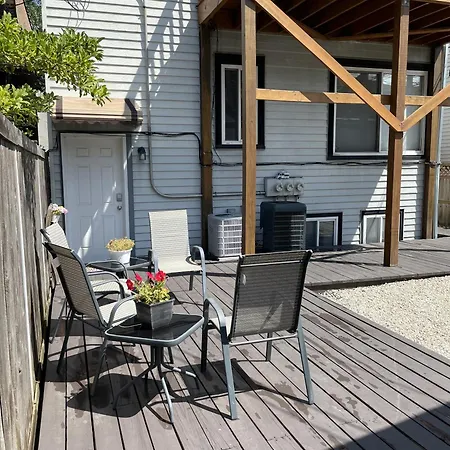 The Wrigleyville Deluxe -steps From Wrigley Sleeps 10 Apartment