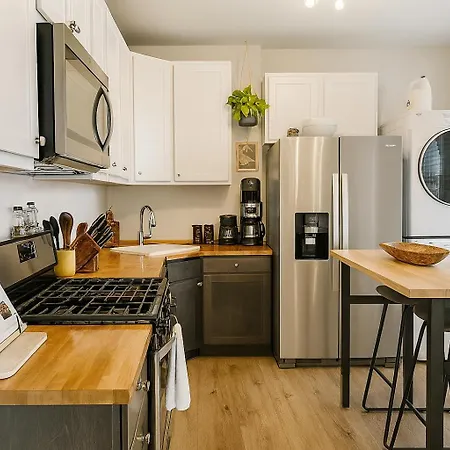 Beautiful 2bd 1ba * Chicago