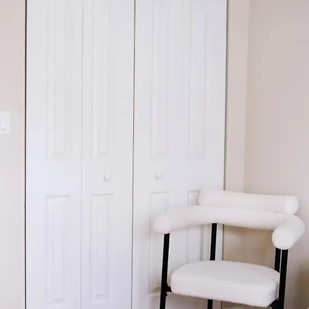 Sleeps 26 • Modern Multi-unit • Gym • Workspaces Chicago