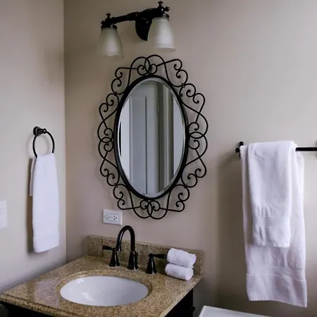 Sleeps 26 • Modern Multi-unit • Gym • Workspaces * Chicago