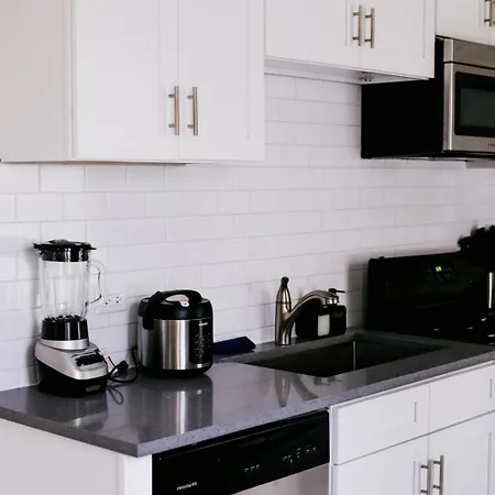 Sleeps 26 • Modern Multi-unit • Gym • Workspaces Holiday home Chicago