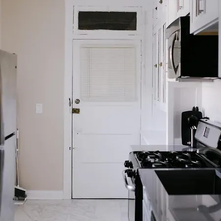 Sleeps 26 • Modern Multi-unit • Gym • Workspaces *