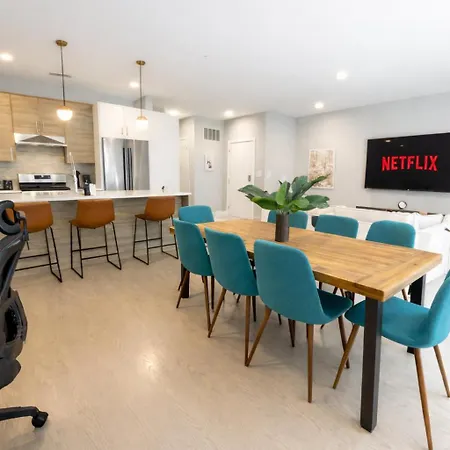 Dreams - Designer Style - - Sleeps 7 Apartment