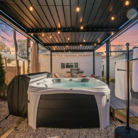 The Retreat - Hot Tub, Theater, Game Room, Fire Pit, Bar, Sleeps 14 * Chicago