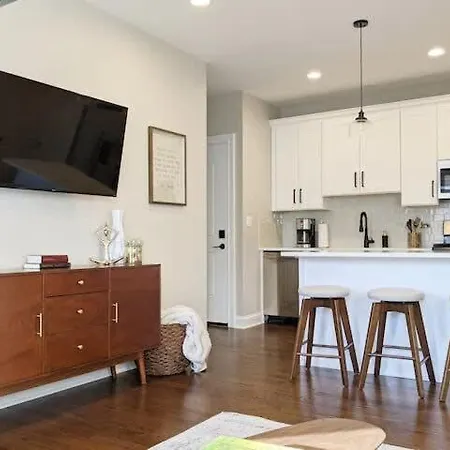 Modern 4 Bedroom In Lakeview