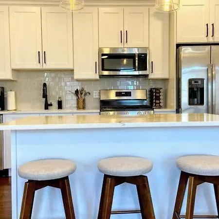 Modern 4 Bedroom In Lakeview Holiday home