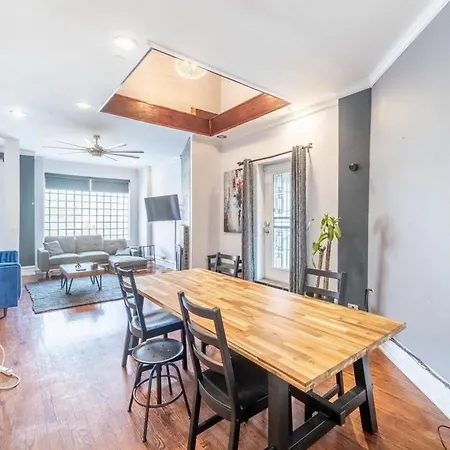 Modern 4 Bedroom Greystone Holiday home Chicago